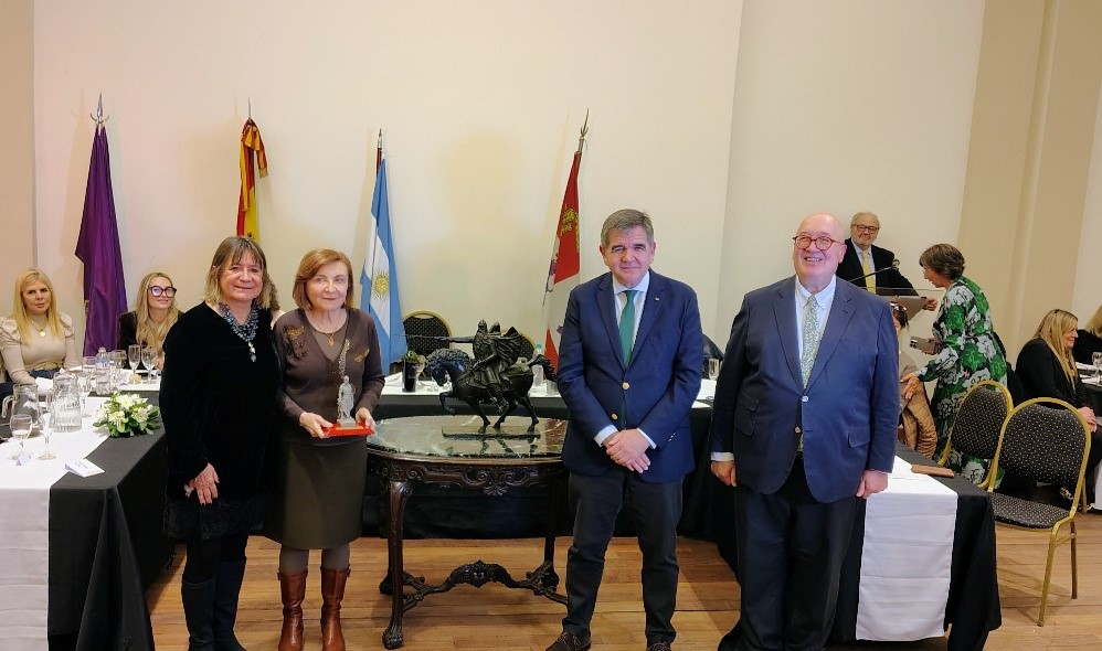 Tenemos el orgullo de anunciar que nuestra Académica Dra. María Rosa Lojo recibió el Premio Cid Campeador 2026 que otorga la tradicional institución española: el Centro Burgalés de Buenos Aires.